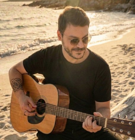 Cem Sözer gitarıyla