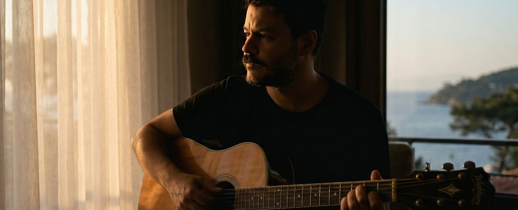 Cem Sözer gitar çalarken